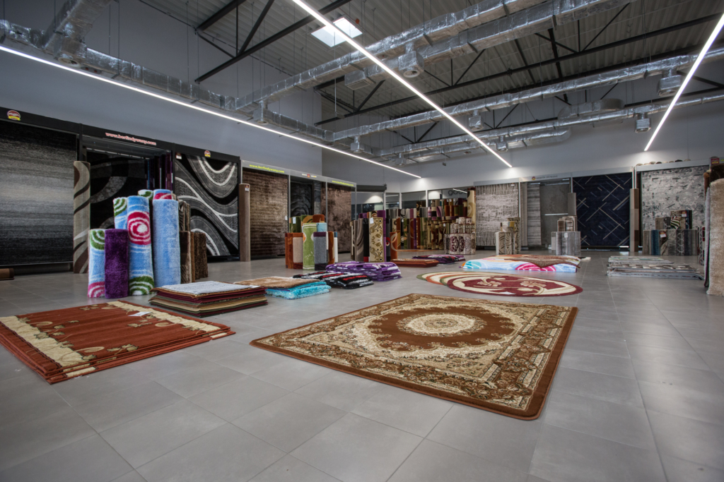 wnętrze sklepu z dywanami w Parku Handlowym MARYWILSKA 44 ekspozycja dywanów prostokątnych z długim włosiem