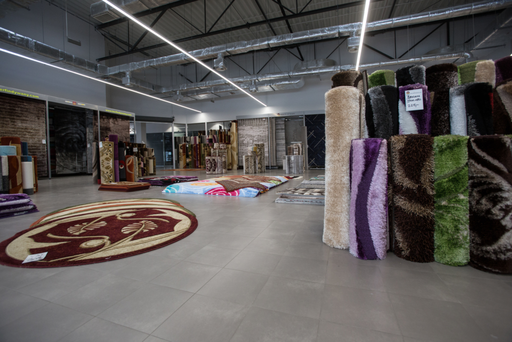 wnętrze sklepu z dywanami w Parku Handlowym MARYWILSKA 44 ekspozycja dywanów o owalnych kształtach
