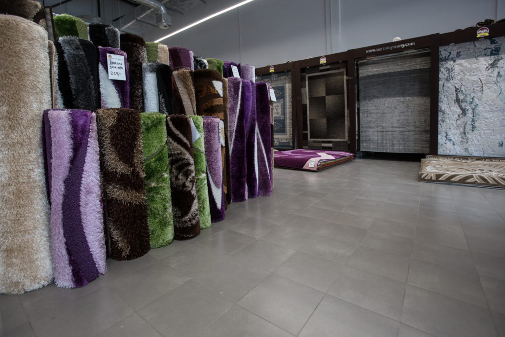 wnętrze sklepu z dywanami w Parku Handlowym MARYWILSKA 44 ekspozycja dywanów w różych kolorach z długim włosiem